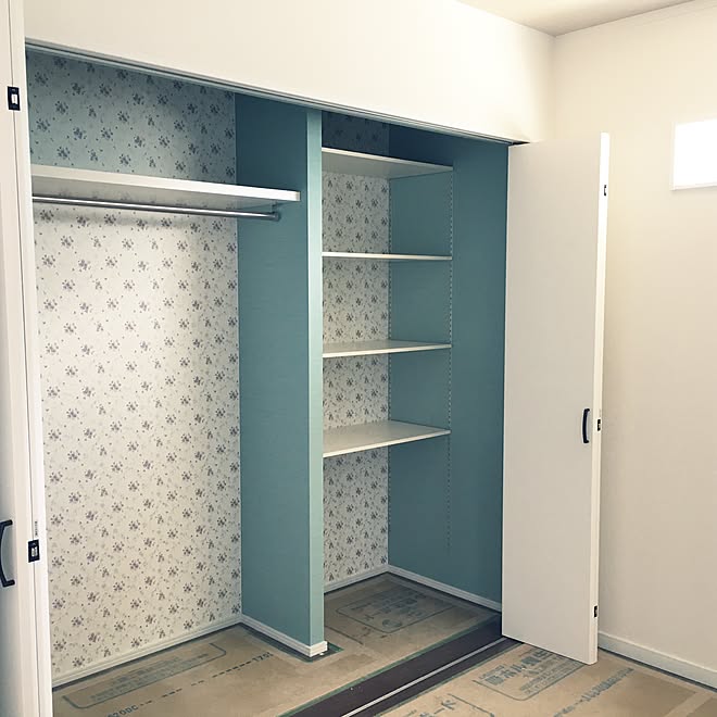 棚 寝室のクローゼット クローゼット壁紙 新築建築中 壁紙のインテリア実例 17 06 05 22 14 14 Roomclip ルームクリップ