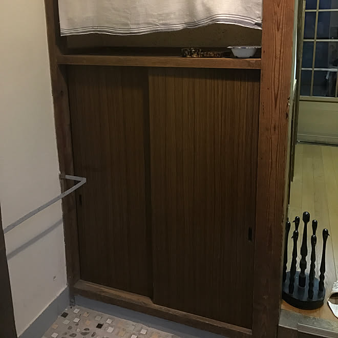 自作タイルの玄関たたき 葛飾セルロイド製 ハンコ入れにしてるセルロイドの小物入れ セルロイドの筆箱 鍵入れの琺瑯容器 などのインテリア実例 18 04 11 06 03 16 Roomclip ルームクリップ