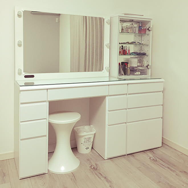 ベッド周り タムタムポップ ホワイトオーク 白 ドレッサー ガラスケース などのインテリア実例 17 08 02 23 10 04 Roomclip ルームクリップ