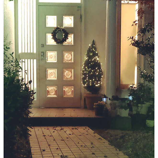 玄関 入り口 クレストウィルマ Ledイルミネーション お庭のクリスマスツリー クリスマス などのインテリア実例 18 12 14 22 39 18 Roomclip ルームクリップ