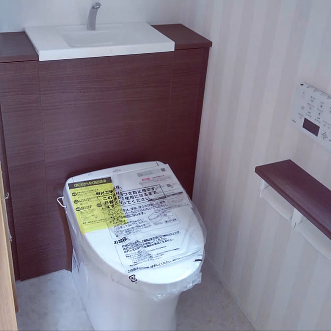 バス トイレ ストライプの壁紙 1階トイレ イシンホーム 新築マイホームのインテリア実例 19 02 23 23 43 56 Roomclip ルームクリップ バス トイレ ストライプの壁紙 1階トイレ イシンホーム 新築マイホームのインテリア実例 19 02 23 23 43 56 Roomclip ルームクリップ