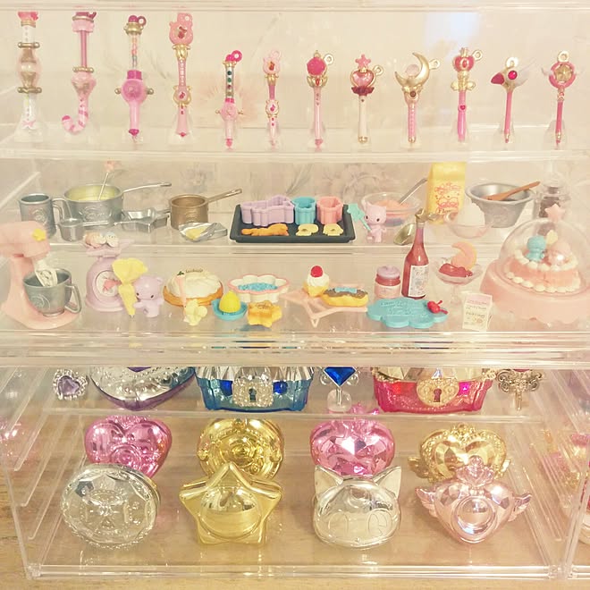 棚 フィギュア コレクションケース セーラームーンガチャ おジャ魔女ドレミ などのインテリア実例 16 07 24 17 28 43 Roomclip ルームクリップ