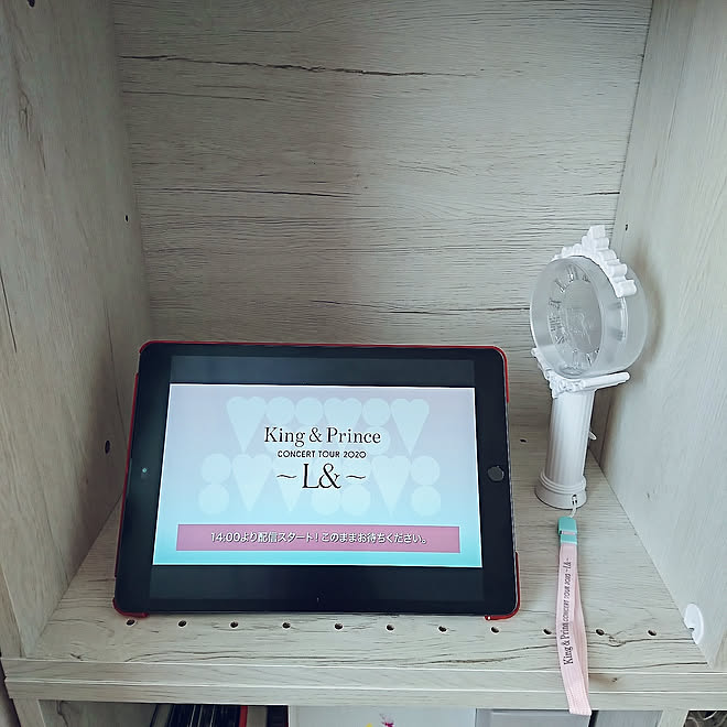 壁 天井 キンプリ ジャニーズグッズ ペンライト おうち時間 などのインテリア実例 10 10 13 45 23 Roomclip ルームクリップ