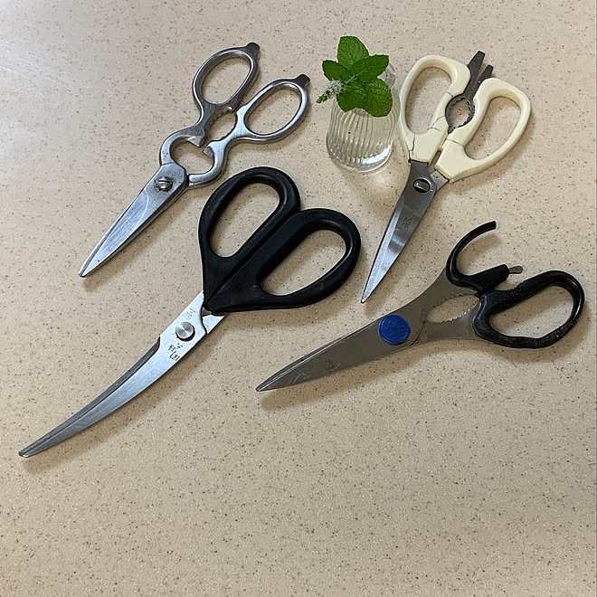 ヘンケルスのキッチンバサミ 人工大理石のカウンタートップ ミントの花 関孫六 キッチンばさみ かね惣 キッチンばさみ などのインテリア実例 08 24 08 34 42 Roomclip ルームクリップ