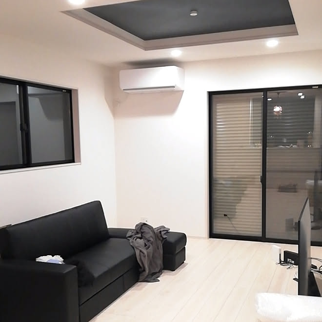 リビング モノトーン 新居 アクセントクロス 折り上げ天井 などのインテリア実例 09 09 16 02 04 Roomclip ルームクリップ