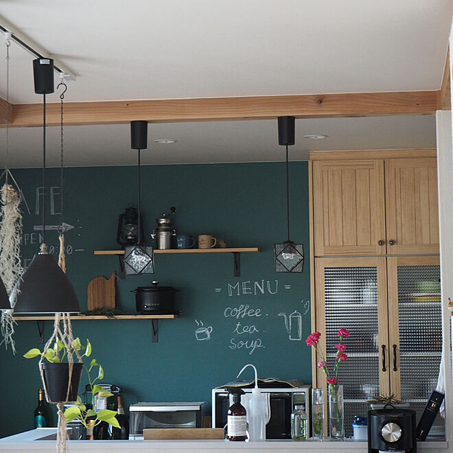 キッチン ブルーグリーンの壁紙 キッチン背面収納 黒板壁紙 収納 などのインテリア実例 19 05 25 16 03 03 Roomclip ルームクリップ
