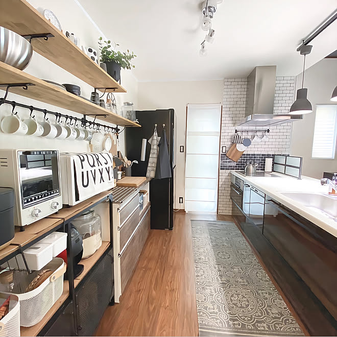 明るいキッチンにしたいーー ペニンシュラキッチン カフェ風キッチン ナチュラルインテリア カフェ風インテリア などのインテリア実例 04 25 01 31 25 Roomclip ルームクリップ