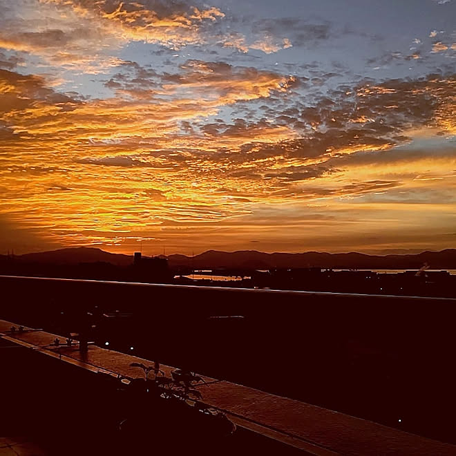 棚/朝焼けの空/怖い色/ベランダからの空/ベランダからの眺め...などのインテリア実例 20200812