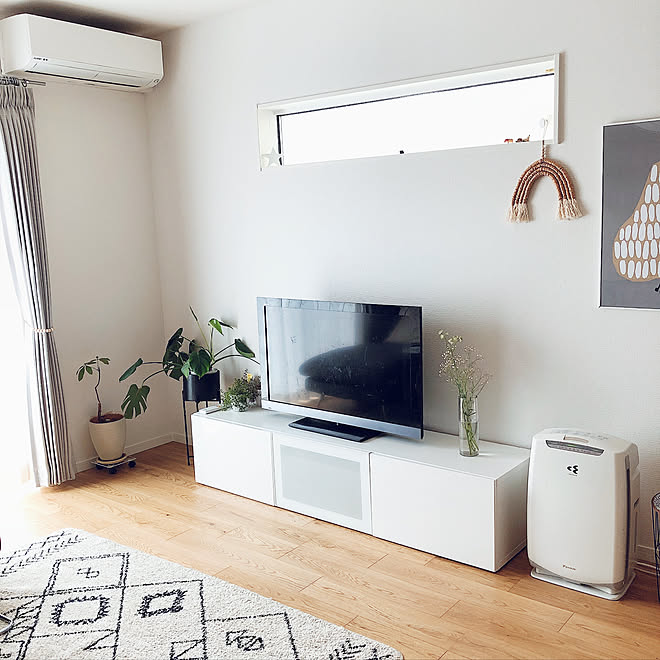 テレビ上/IKEAテレビ台/なんか物足りない。/さっぱりホワイトインテリア。/シンプルすぎる&hellip;などのインテリア実例 202007
