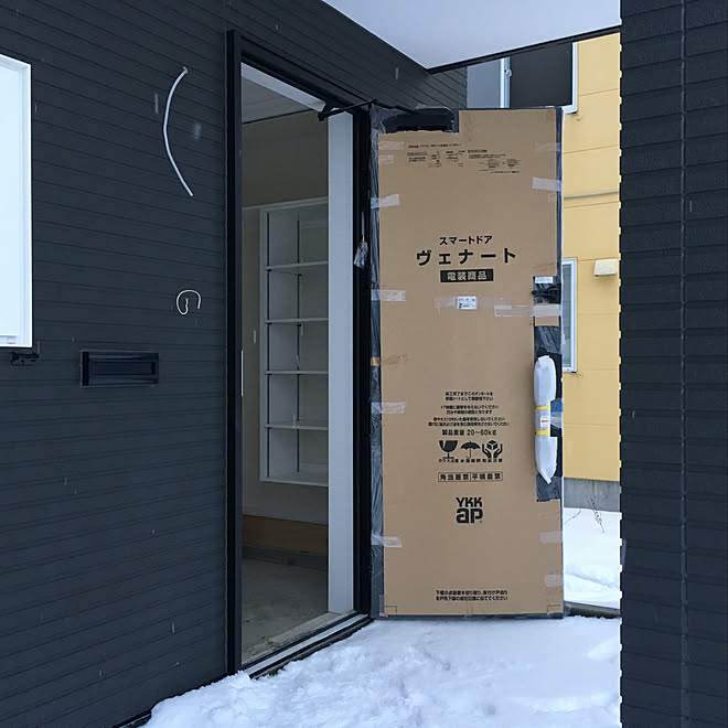 玄関 入り口 黒い家 黒いドア 外壁黒 サッシは白のインテリア実例 18 01 04 16 58 49 Roomclip ルームクリップ