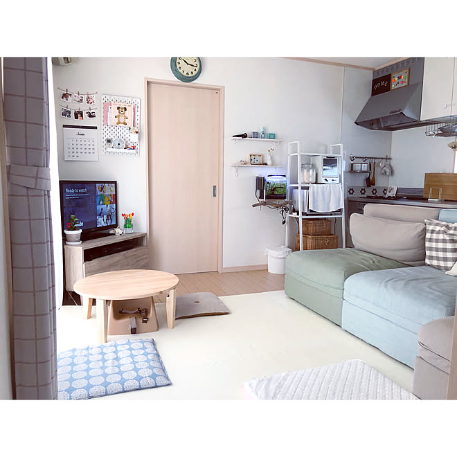 赤ちゃんのいる暮らし コーナーテレビ台 Ikeaのソファー 丸机 西松屋の子供椅子 などのインテリア実例 06 09 10 48 05 Roomclip ルームクリップ