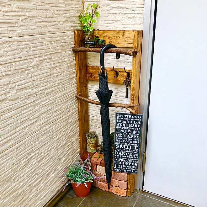 玄関 入り口 傘掛けdiy 庭の木の枝 セリア 100均 などのインテリア実例 18 06 21 14 56 Roomclip ルームクリップ