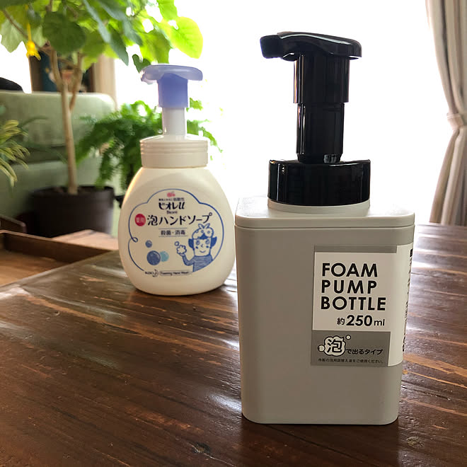 泡ハンドソープ 泡で出るポンプ セリア ビオレ泡ハンドソープ 机のインテリア実例 21 05 07 16 34 41 Roomclip ルームクリップ