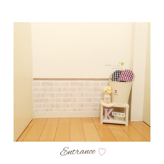 玄関/入り口/スリッパ台DIY/スリッパ収納/壁紙シート/ダイソー...などのインテリア実例 - 2016-03-03 18:01:51