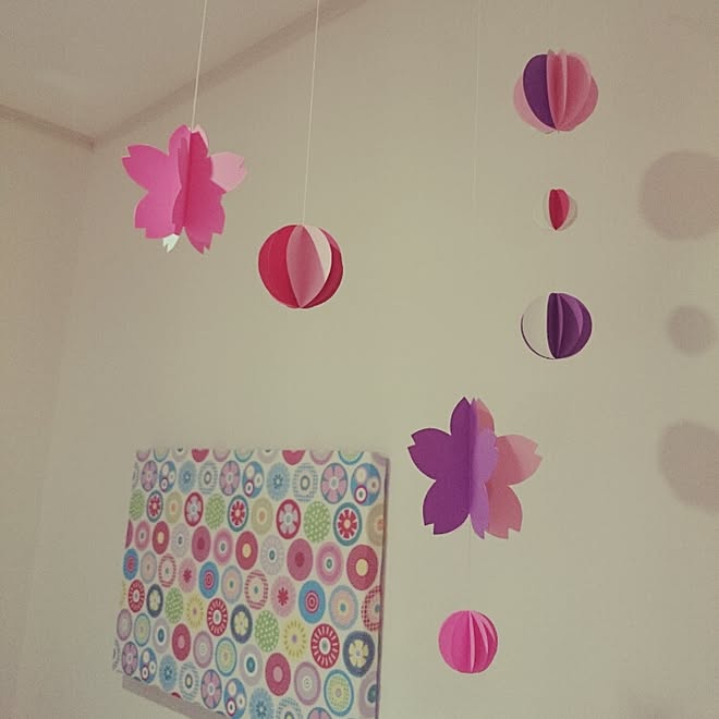 玄関 入り口 天井 ダイソー 画用紙 手作りモビール 春バージョン などのインテリア実例 15 03 01 04 04 43 Roomclip ルームクリップ