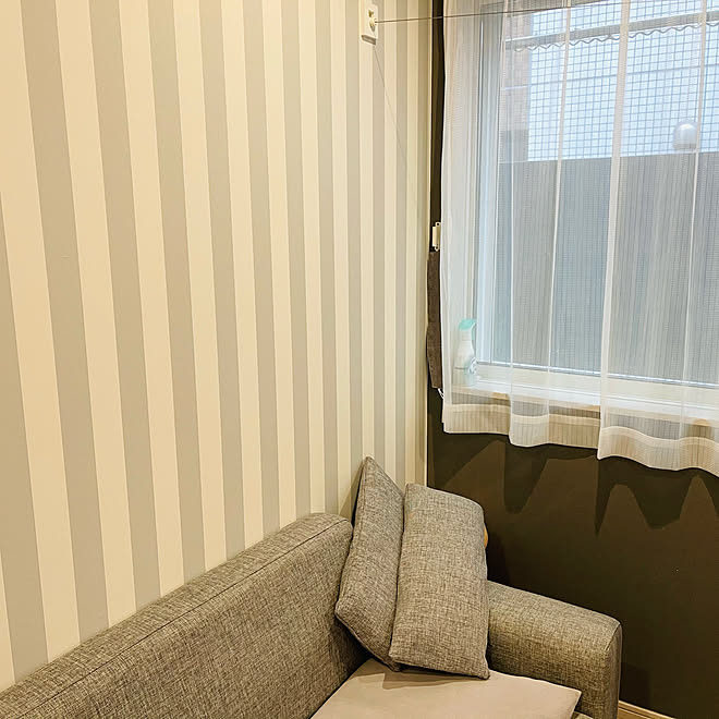 ダークグレー壁紙 リビングの壁紙 アクセントクロス 白とグレー ボーダーの壁紙 などのインテリア実例 22 05 09 01 56 41 Roomclip ルームクリップ