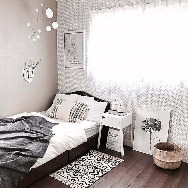 ベッド周り サイドテーブル Ikea ヘリンボーン柄 壁紙diy などのインテリア実例 17 09 08 19 37 Roomclip ルームクリップ