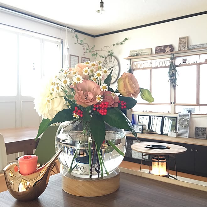 部屋全体/今年もよろしくお願いします♡/お花/サロンテーブル付きストーブガード/トヨトミのストーブ&hellip;などのインテリア実例 2017