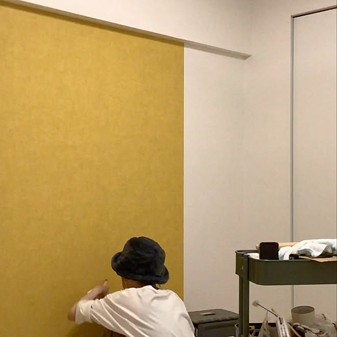 黄色い壁紙 黄色い壁 ベットルーム 寝室 Walpa などのインテリア実例 21 11 29 14 49 59 Roomclip ルームクリップ