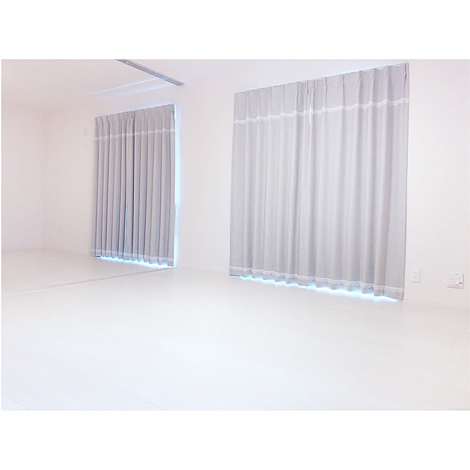 グレーのカーテン カーテン 白い床 リビングダイニング 白い部屋 などのインテリア実例 19 10 14 15 54 40 Roomclip ルームクリップ