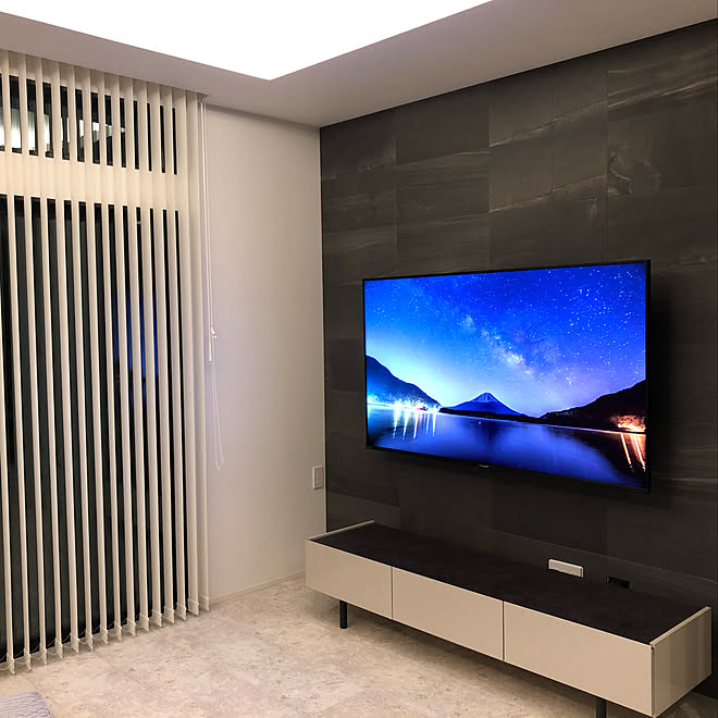 70インチ テレビ壁掛け テレビ周り エコカラット きれいを保つのは難しい などのインテリア実例 07 23 23 46 Roomclip ルームクリップ