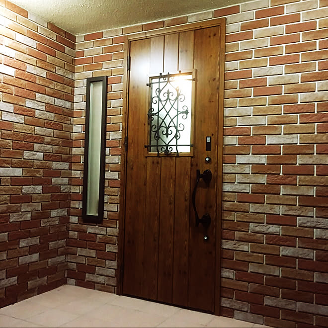 玄関 入り口 採風小窓 レンガタイル リクシルの玄関ドア 北欧 などのインテリア実例 17 08 00 37 36 Roomclip ルームクリップ