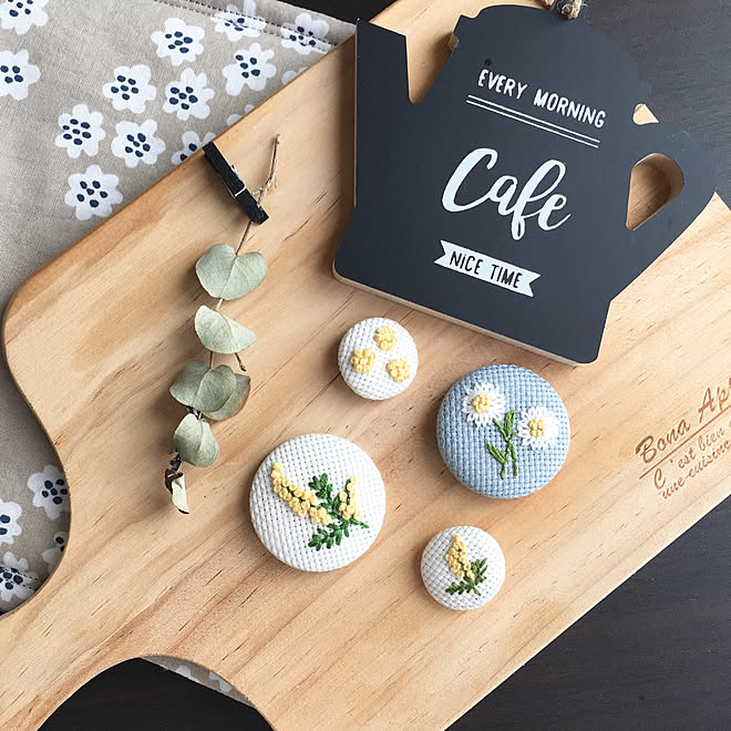 メルカリ販売中 くるみボタンマグネット くるみボタン 刺繍くるみボタン 刺繍 などのインテリア実例 18 11 16 09 50 03 Roomclip ルームクリップ