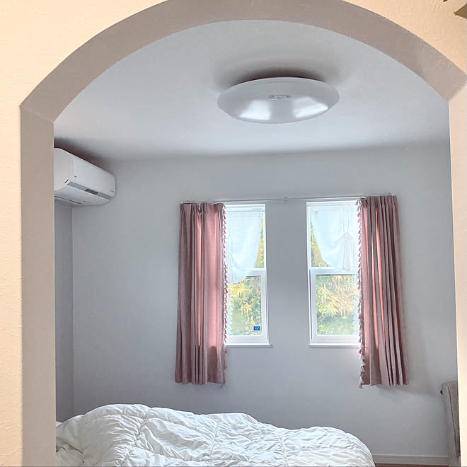 ブルーグレーの壁 ピンクのカーテン ニトリ ベッド周りのインテリア実例 11 08 08 38 02 Roomclip ルームクリップ