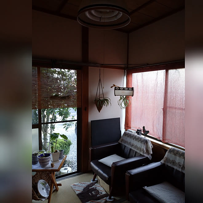 棚/借家住まい/ｿﾌｧｰ(ｼﾞｲﾁｬﾝ、ﾊﾞｧﾁｬﾝ家)/四畳半和室/ﾀﾞｲｿｰ200円のﾚｰｽ調ｸﾛｽのインテリア実例 202105