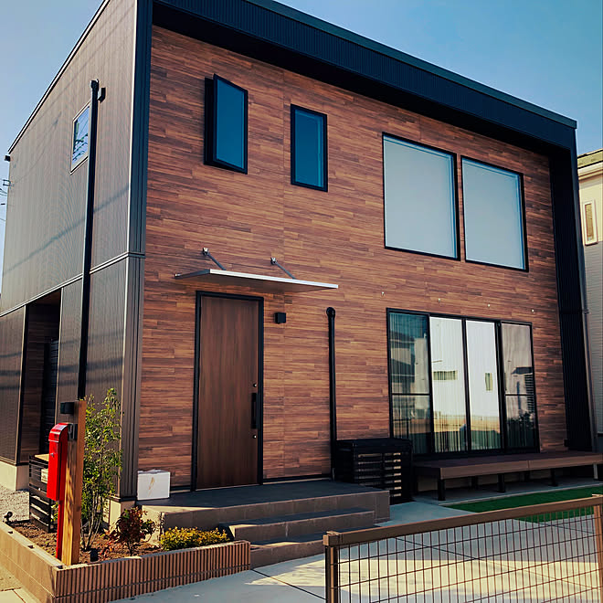 ガルバリウム 外壁 サイディング リクシル 玄関ドア 玄関 庭 などのインテリア実例 10 18 46 15 Roomclip ルームクリップ