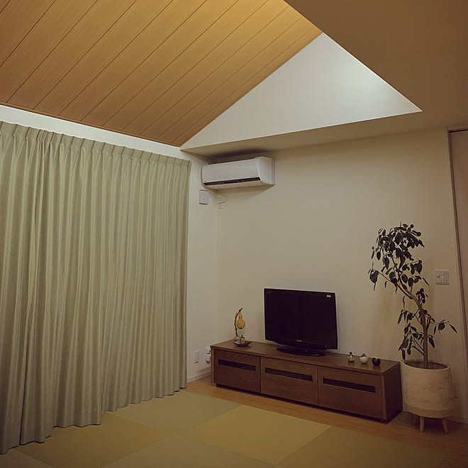 壁 天井 勾配天井のリビング 平屋暮らし 畳リビング 畳 などのインテリア実例 08 13 06 29 14 Roomclip ルームクリップ 壁 天井 勾配天井のリビング 平屋暮らし 畳リビング 畳 などのインテリア実例 08 13 06 29 14 Roomclip ルームクリップ