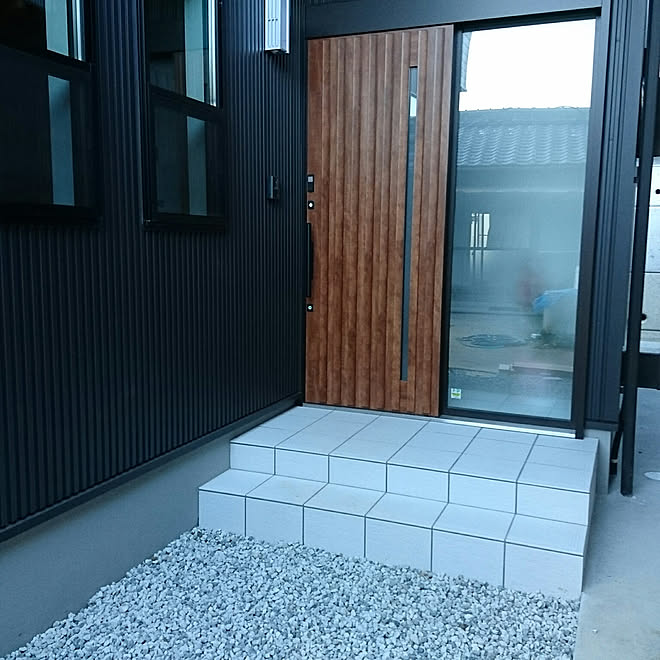 玄関 入り口 Lixil玄関ドア 引戸 Lixil タイル ガルバリウム鋼板のインテリア実例 17 12 21 15 18 02 Roomclip ルームクリップ