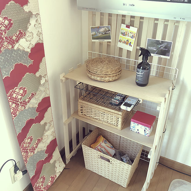 ポストカードを飾る 棚にカゴで収納 ワイアーラックでリモコン引き出し ワイアーネットdiy棚 すのこ棚diy などのインテリア実例 11 15 11 53 49 Roomclip ルームクリップ