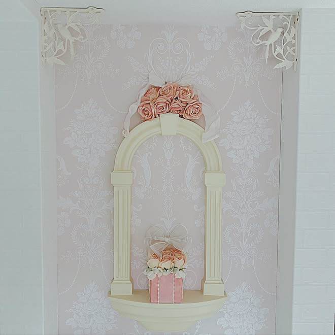 ローラアシュレイの壁紙 エレガントインテリア ホワイトインテリア シルクフラワー フラワーアレンジメント などのインテリア実例 22 02 14 22 28 38 Roomclip ルームクリップ