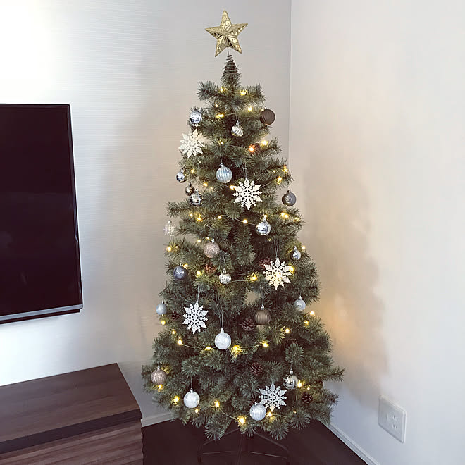 リビング クリスマスツリー150cm ゴールド ホワイト クリスマス シンプル などのインテリア実例 18 11 09 53 56 Roomclip ルームクリップ