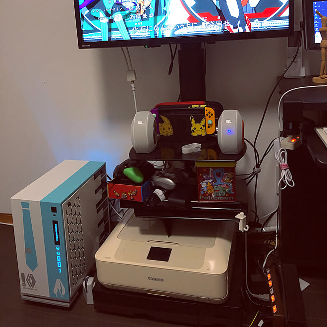 ゲーム部屋 壁寄せテレビスタンド テレビスタンド活用 自室はかなりゴチャゴチャ マルチモニター などのインテリア実例 07 22 22 57 34 Roomclip ルームクリップ