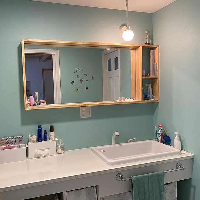 フラミンゴ ダイソー ウォールステッカー 洗面所兼脱衣所 アクセントクロス 造作洗面台 などのインテリア実例 06 10 23 14 43 Roomclip ルームクリップ