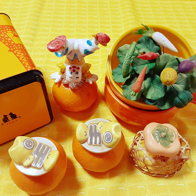 お魚と柿の箸置き 紅茶缶 野菜の紙粘土細工 キッチン みかんと逆立ちピエロさんのインテリア実例 22 01 15 18 13 07 Roomclip ルームクリップ