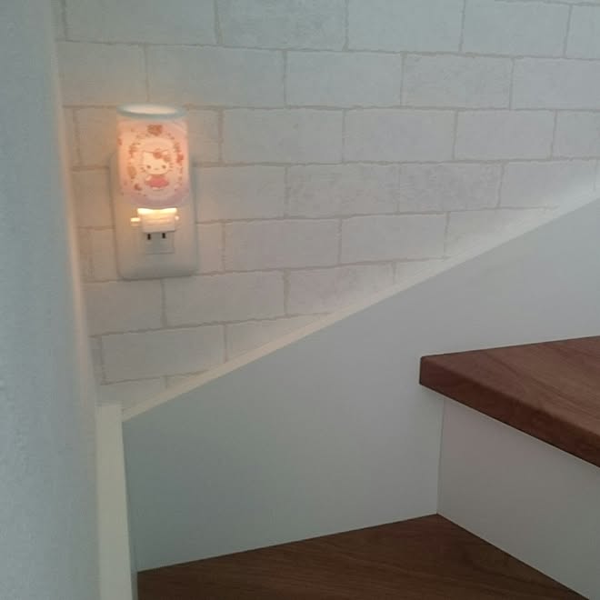 部屋全体 キティ アロマランプ レンガ壁紙 アクセントクロス などのインテリア実例 16 07 27 21 30 19 Roomclip ルームクリップ