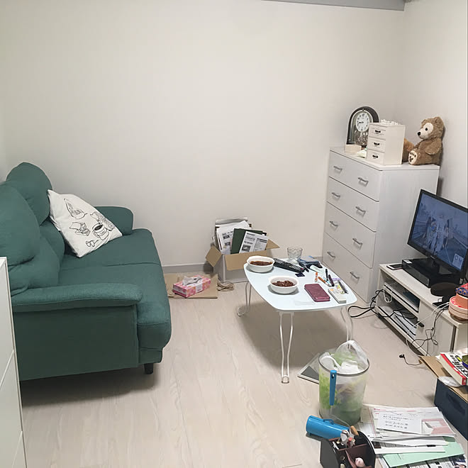 白い部屋は気に入ってるけど髪の毛が目立つ 白い部屋 ニトリ ふたり暮らし リビング などのインテリア実例 05 05 21 13 11 Roomclip ルームクリップ