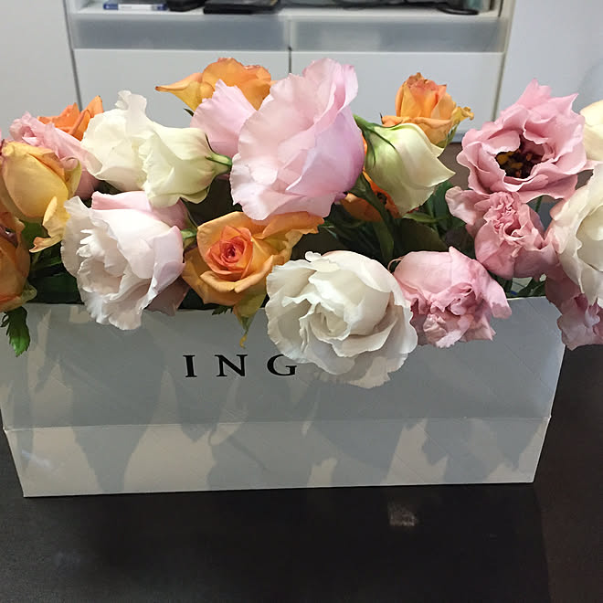 紙袋に入れてみた 紙袋 花瓶 紙袋も素敵 紙袋再利用 紙袋 などのインテリア実例 19 02 28 00 53 24 Roomclip ルームクリップ