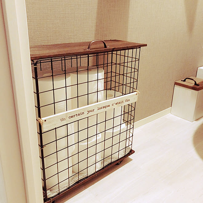トイレットペーパーホルダー Diy ワイヤーネット トイレットペーパー見せる収納 トイレットペーパー収納 100均 などのインテリア実例 21 09 17 16 35 58 Roomclip ルームクリップ