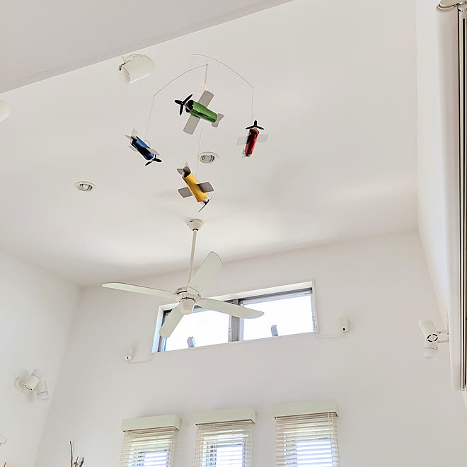 リビング 2階リビング 吹き抜け シーリングファン ホワイトインテリア などのインテリア実例 19 09 02 22 04 11 Roomclip ルームクリップ