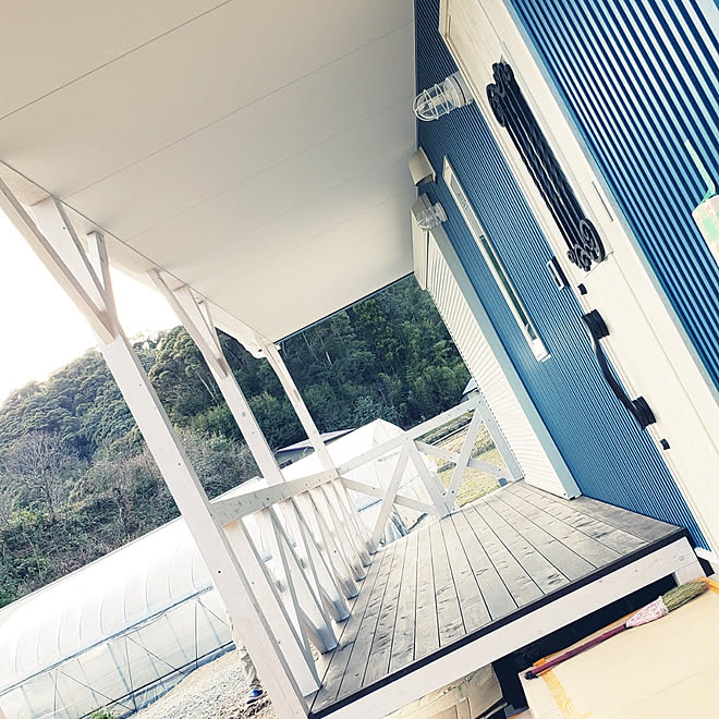 玄関 入り口 アメリカンハウス風 西海岸風 カバードポーチのあるお家 ガルバリウムの家 などのインテリア実例 02 02 00 57 37 Roomclip ルームクリップ