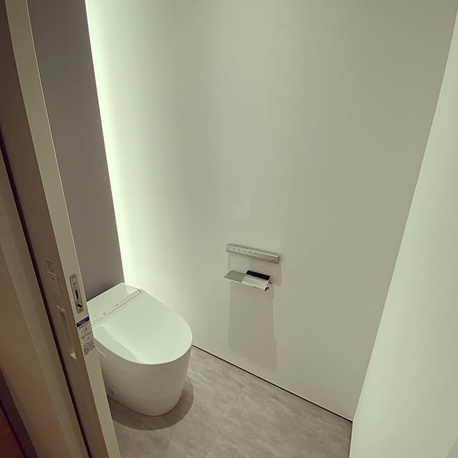 トイレ収納/塗壁風壁紙/フロアタイル モルタル/バス/トイレのインテリア実例 20210607 121610 ｜ RoomClip