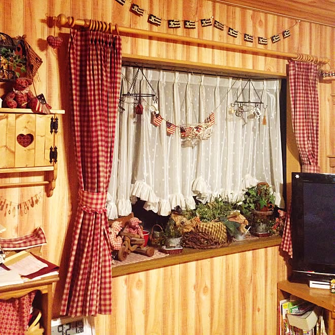 リビング 出窓 手作りカーテン アメリカンカントリー カントリー などのインテリア実例 15 06 22 08 28 54 Roomclip ルームクリップ