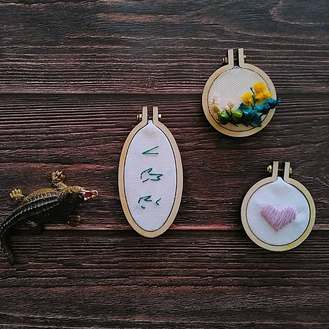机 10分でできる セリア ミニチュア刺繍枠 刺繍 などのインテリア実例 21 02 07 10 13 34 Roomclip ルームクリップ