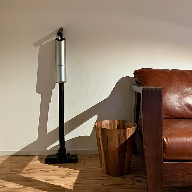 今気がついたけど ただのオカマじゃねーか スティッククリーナー ツインバード 掃除機 リビング などのインテリア実例 19 12 21 00 56 56 Roomclip ルームクリップ