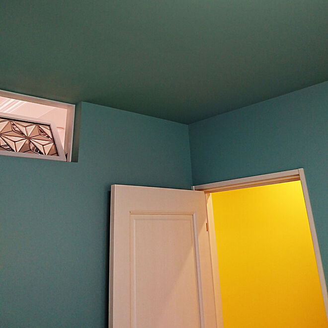 壁紙 サンゲツ ターコイズブルーの壁紙 あかりとり窓 壁 天井 などのインテリア実例 17 09 08 13 24 53 Roomclip ルームクリップ