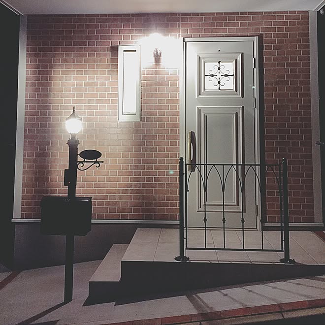 玄関 入り口 アイアン照明 アイアン手摺り 洋館風 レンガ外壁 などのインテリア実例 17 07 08 13 12 16 Roomclip ルームクリップ